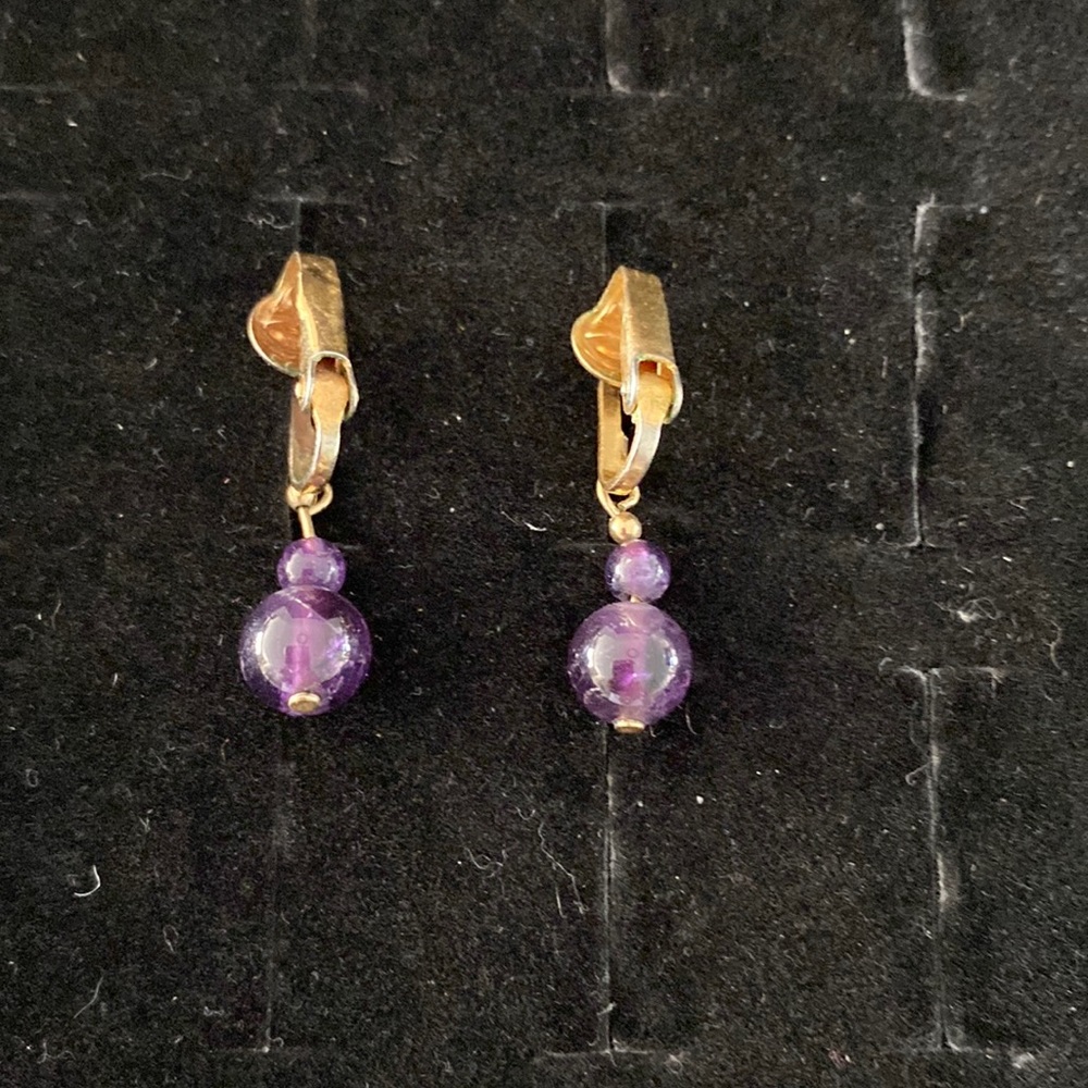 Vintage clip on dangling earrings. E6